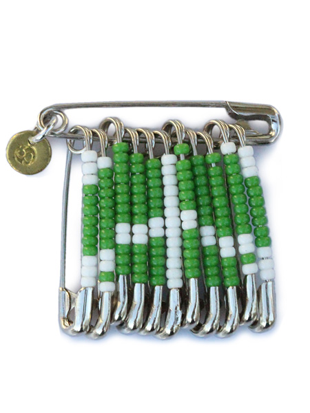 SAFETY PIN BADGE PEACE (GREEN / WHITE)