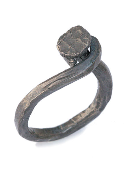 M.Cohen hand-forged oxidized silver twisted nail ring [R-102101-OXI-OXI]