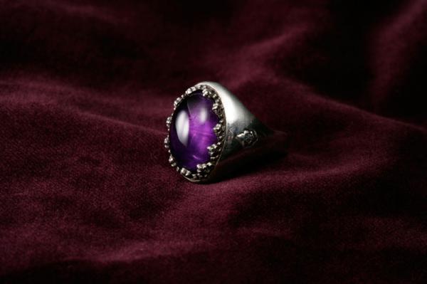 Le Tabou Cabochon Amethyst Ring / with Skull Object