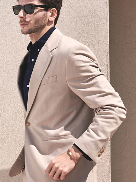 スーツスタイルの男性が着用し、シンプルなデザインが腕元に自然に馴染む様子が分かる画像。