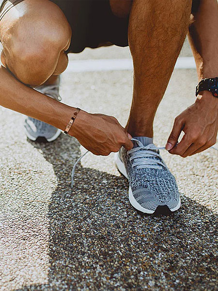 ランニング中の男性が着用し、動きのあるシーンでも邪魔にならない着け心地が分かる画像。