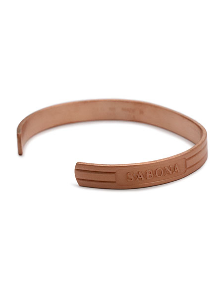 サイドから写し、立体的に浮かび上がるSABONAの文字と銅素材の表情が分かる画像。