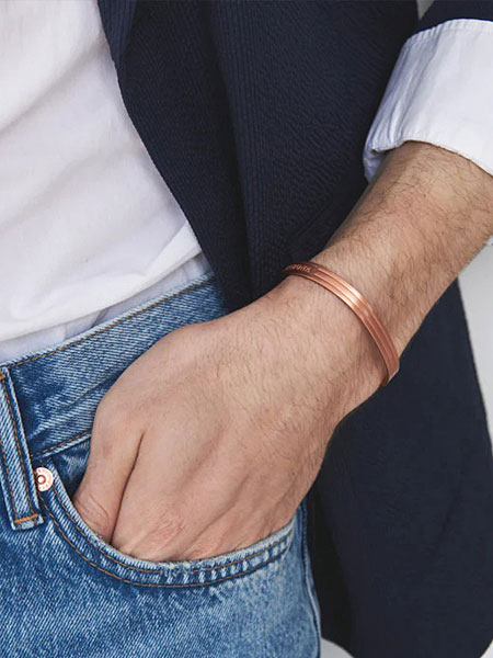 カジュアルな服装の男性が着用し、ブレスレットが全体のスタイルに溶け込む様子が分かる画像。
