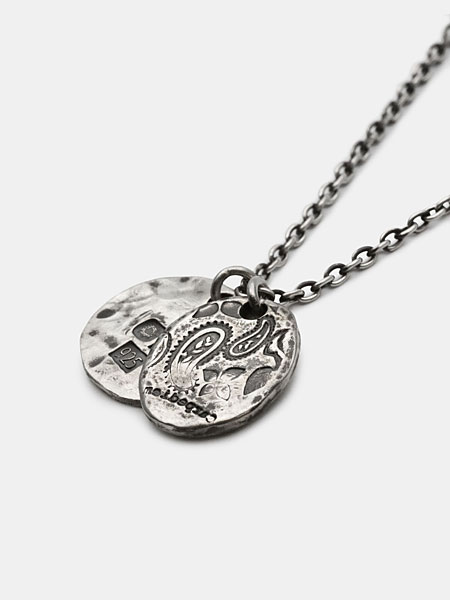 異なる形状の2枚の円形プレートが重なり、奥行きのある表情が分かるペンダント部分のアップ画像。