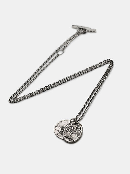 ダブルプレートのペンダントとチェーン全体のバランスが分かるネックレスの全体画像。