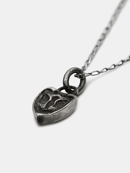 小ぶりながらも厚みを持たせ、立体感のあるペンダント部分を写したアップ画像。