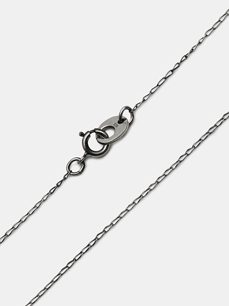 彫刻入りのシルバー925スライダーをアップで撮影、長さ調整もスムーズなアジャスターデザイン。