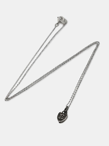 鳩モチーフのペンダントと細身チェーンの全体バランスが分かるネックレスの全体画像。