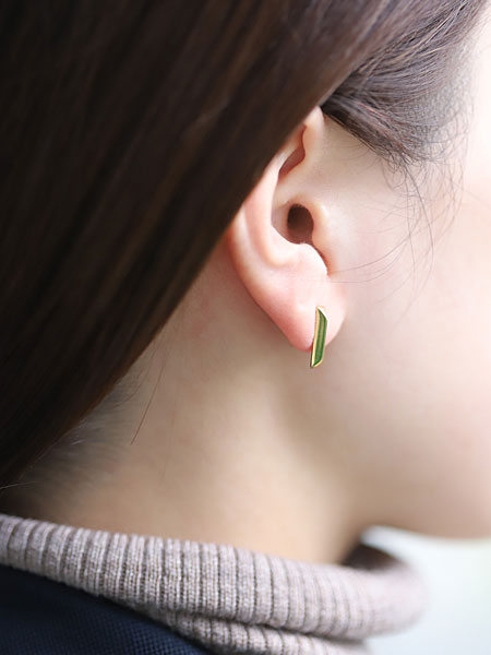 女性の耳元をアップで写した着用イメージで、K18コーティングならではの落ち着いた輝きと立体感が伝わる画像。