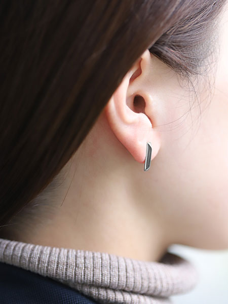 女性の耳元をアップで写した着用イメージで、ロジウムコーティングならではの透明感のある輝きと立体感が分かる画像。