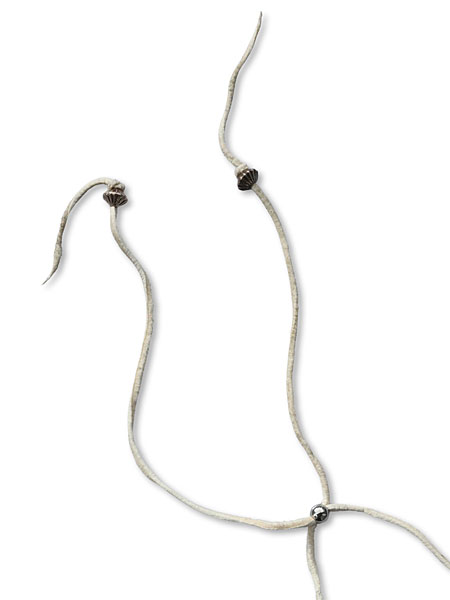 鹿革紐のスライダービーズと、エンドに付いた筋入りビーズが分かるように写した画像。