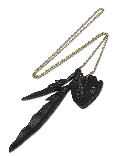 ネックレス全体を写しており、大小2枚のフェザートップと全体のボリューム感が分かる画像。