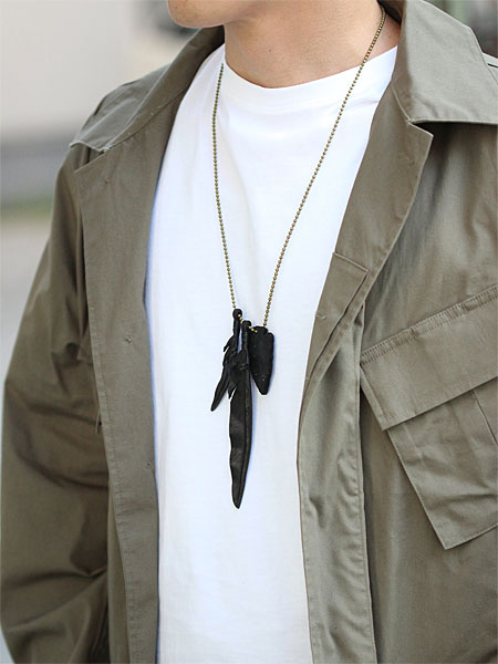 カジュアルな服装の男性が着用しており、胸元でのボリューム感やスタイリングが分かる画像。