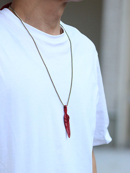 小サイズのレッドフェザートップのみを男性が着用し、すっきりした印象が分かる画像。