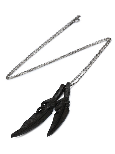 大小2枚のレザーフェザーをセットしたネックレス全体が分かり、重なりのバランスや存在感を確認できる画像。