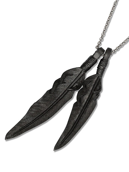 風切り羽をモチーフにしたレザーフェザートップのシャープな輪郭や、立体感のある造形が伝わるアップ画像。