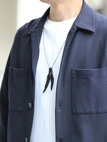 70cmチェーンでやや長めに着けたレザーフェザーネックレスを男性が着用し、ラフな雰囲気が伝わる画像。