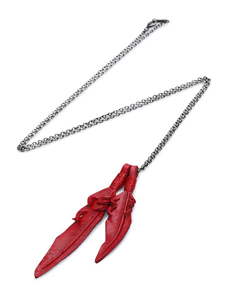 大小2枚のレッドレザーフェザーを重ねたネックレス全体が分かり、ボリューム感を確認できる画像。