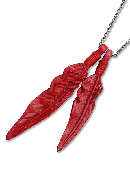 風切り羽をモチーフにしたレッドレザーフェザートップの鋭い輪郭と立体感が伝わるアップ画像。