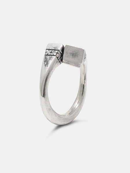 リングを立てた状態で、リングトップのスクエア形状と全体のボリューム感が分かる画像。