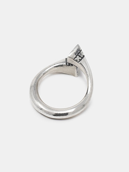 リングアーム部分を上から写し、シルバーの厚みと仕上げが確認できる画像。