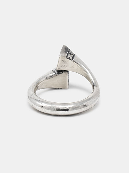 リングを後ろから写し、内側がフラットで指に馴染む設計が分かる画像。