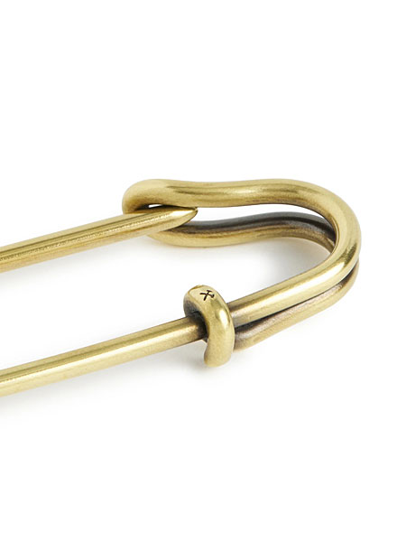 ベルトループや持ち手に引っ掛けるフック部分をアップで写し、真鍮の質感が伝わる画像。