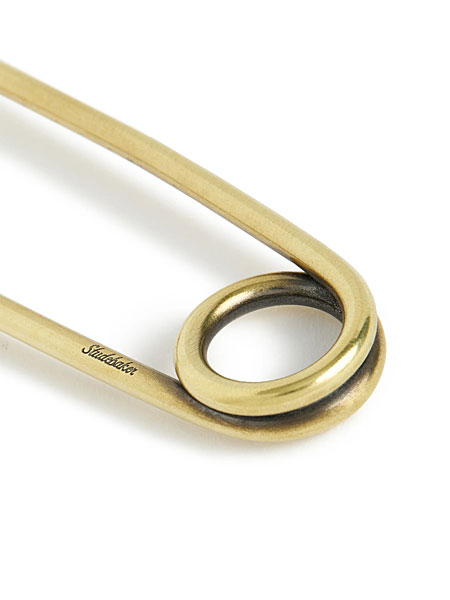 鍵や2重カンを通すループ部分の、真鍮の質感がわかるアップ画像。