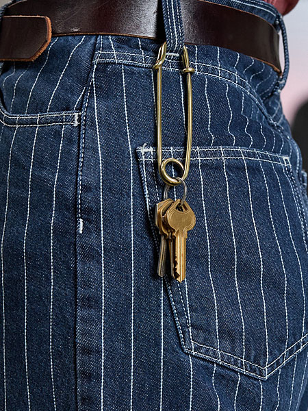 バングルのサイズ感が分かる、男性の手元アップの着用画像。