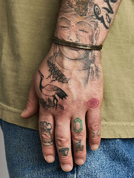 男性の手元に着用したバングルで、程よい幅と重厚感が腕元のアクセントになっている。