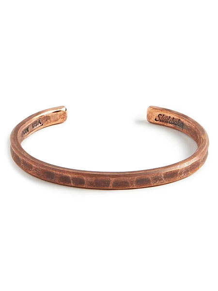 ハンマー仕上げが美しい銅製カフバングルの正面画像。