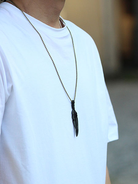 小サイズのフェザートップのみを男性が着用し、すっきりした印象が分かる画像。