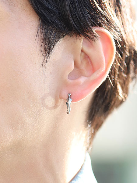 フープ状のピアスが正面から見える男性の着用画像で、剣モチーフの立体感が耳元でしっかり映ります。