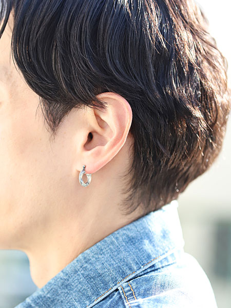 横から見た男性の耳元の着用画像で、フープとソードモチーフのバランスが自然に分かります。