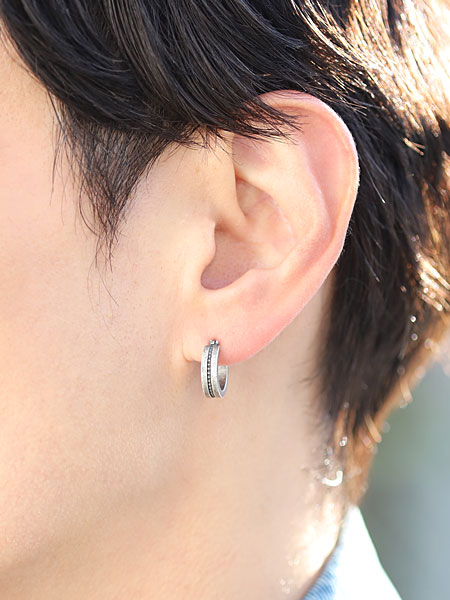 シンプルなフープピアスを男性が着用していて、正面から写した程よいボリューム感が分かる画像。