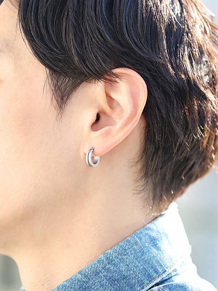 横から見た男性の耳元の着用画像で、フープの厚みと立体感が自然に伝わります。