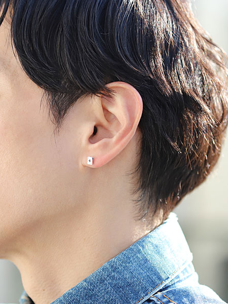 ピアスを装着した状態を横から撮影しており、立体感と着用時のバランスが分かる画像。