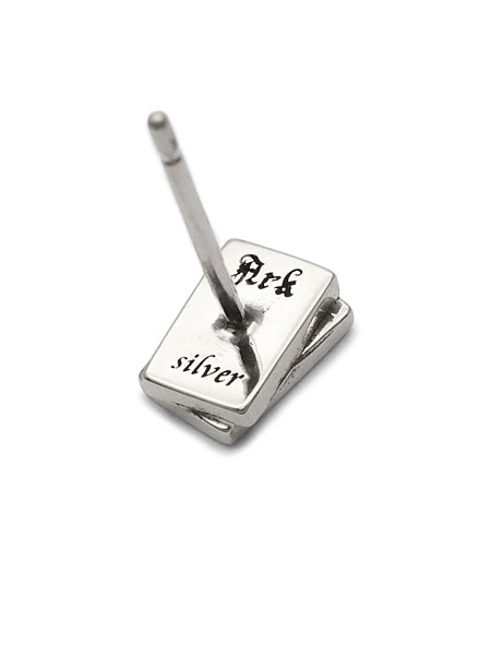 ピアストップの裏面に打ち込まれた美しいブランド刻印が確認できるクローズアップ画像。