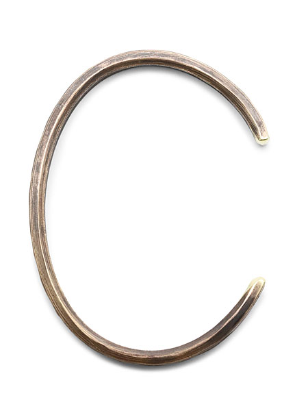 上から見たバングルの全体画像で、ハンマーワークによる表情と風合いが分かります。