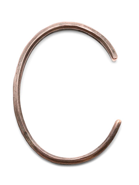 上から見たバングルの全体画像で、ハンマーワークによる表情と風合いが分かります。