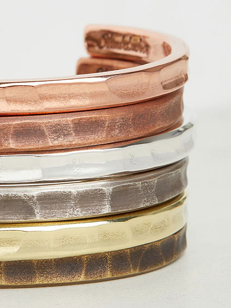 素材や仕上げの異なるTrench Cuffを並べた画像で、それぞれの質感の違いが比較できる。