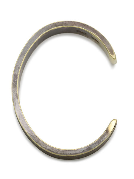 上から見たバングル全体の画像で、ハンマーで叩き上げた表面の表情や厚みが分かります。