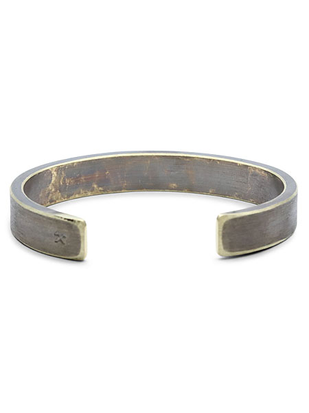 バングルの開口部とエンド部分を後ろから写しており、打ち込まれたハンマーマーク刻印が確認できる画像。