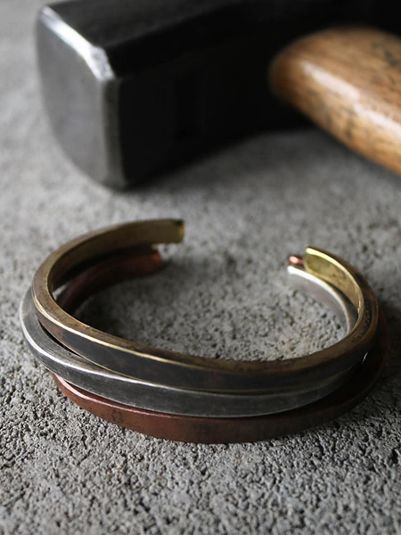 素材の異なるWORKSHOP CUFFを並べた画像で、それぞれの色味の違いが比較できる。