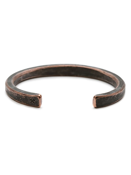 バングルの開口部とエンド部分を後ろから写しており、打ち込まれたハンマーマーク刻印が確認できる画像。