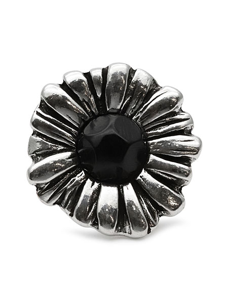 正面から見たフラワートップのアップ画像で、ブラックレジンの艶やかな表情がよく分かります。