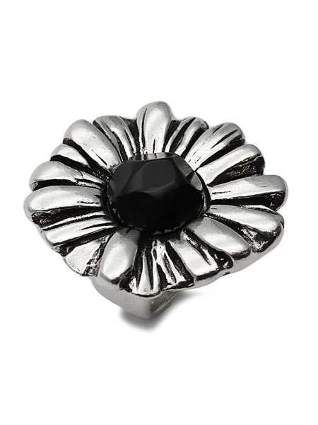 リングを立てて撮影した画像で、立体的なフラワーモチーフのボリューム感が伝わります。