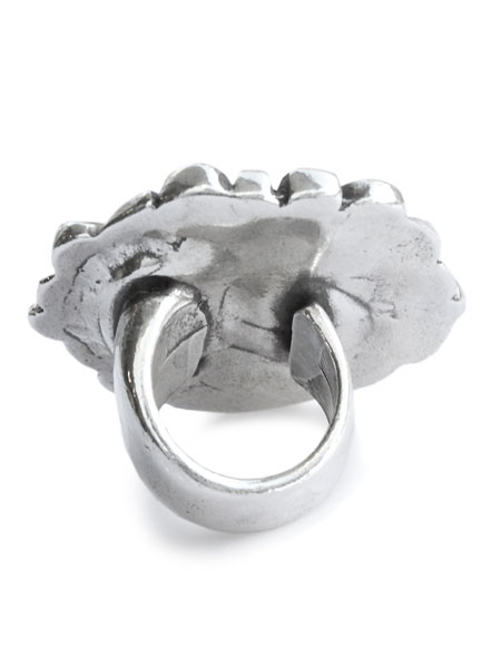 アジャスタブル仕様がわかる、リング裏面を写した画像。