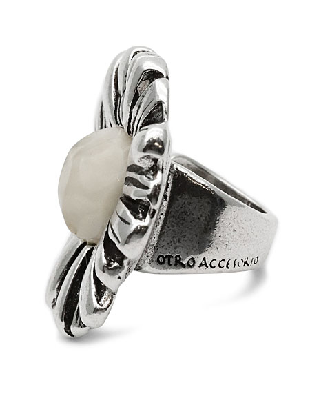 リング側面から写した画像で、アーム部分に施されたブランド刻印とアンティーク調の質感が伝わります。