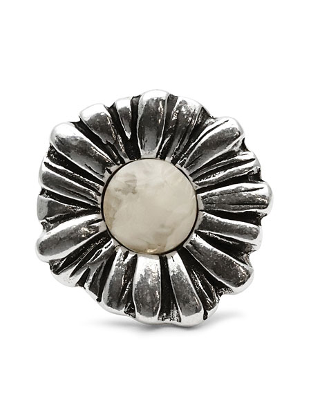 正面から撮影したフラワートップのアップ画像で、ホワイトレジンのやさしい色味がよく分かります。